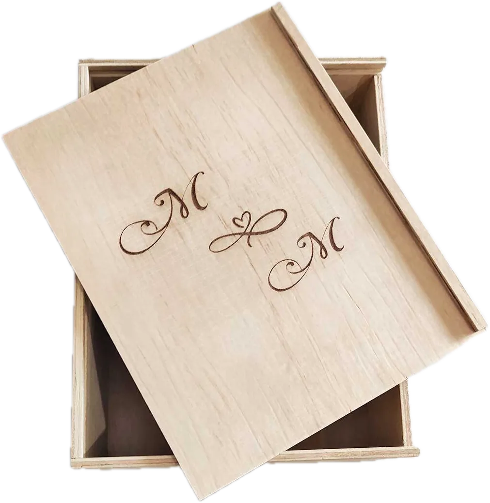 Caja de triplay de pino con tapa deslizable grabada con un monograma de boda
