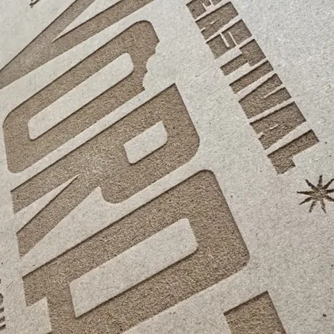 Detalle de MDF natural con el logotipo grabado con láser, de una caja hecha para Voraz